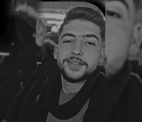 nour, 19, New York City
