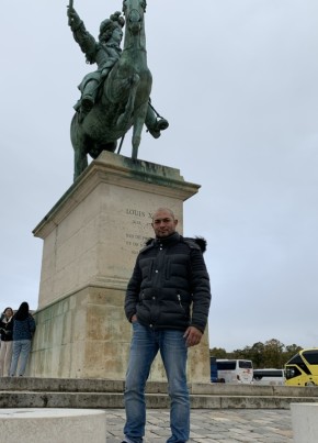 Georges, 42, République Française, Versailles