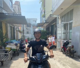 Long, 27, Da Nang
