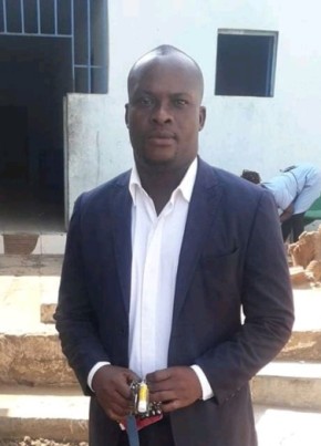 Mario L. Mouzinh, 40, República de Angola, N’dalatando