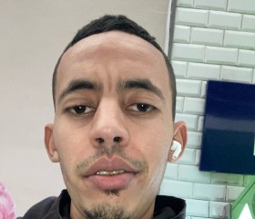 Amine, 26, Poissy