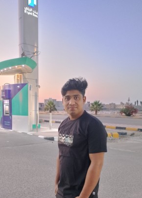 Ismail, 18, Saudi Arabia, Al Qaysumah