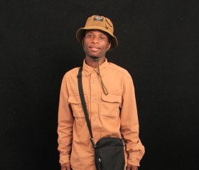 Kamogelo, 22, Orkney