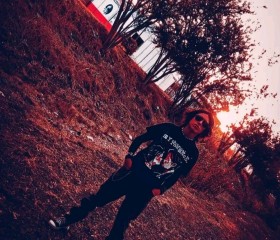 Billie, 19, Leon