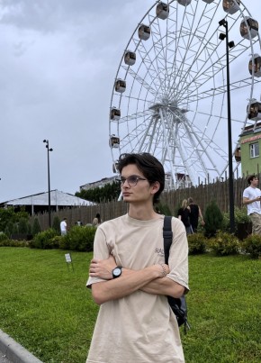 Максим из Саратова 19 лет