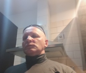 Dmytro, 47, London