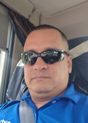 adrian из Medellín 44 года