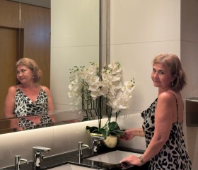 Shakhlo, 58, Dubai