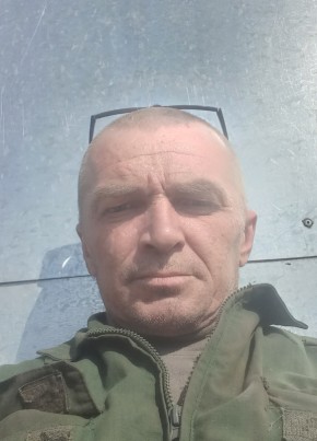 Денис из Касли 46 лет