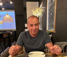 Lev, 50, Sofia