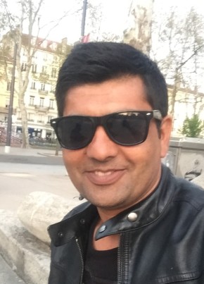 Sartor Khan, 26, République Française, Paris