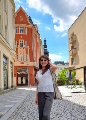 Lora 🌞 из Ostrava 58 лет