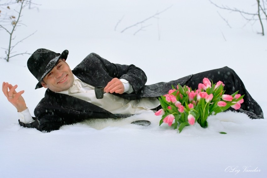 Таджик принес цветы. Парень с цветами зимой. Цветы на валенках. Мужчины с цветами на снегу.