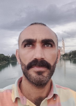 Azad из Adana 33 года