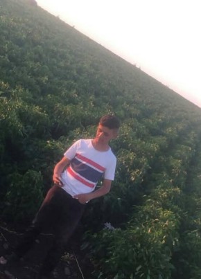 Nusret из Diyarbakır 22 года