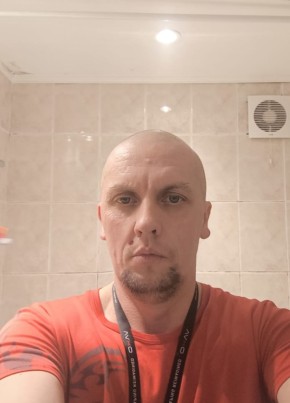 Денис из Гагарина 44 года