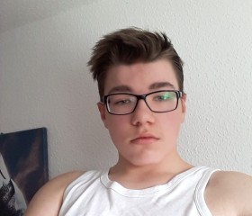 Julien, 24 года, Rostock