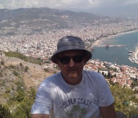 Yuriy, 64, Kotelniki