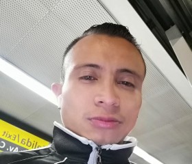 Leonardo RC, 34, Bogota