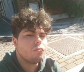 Manuel, 22, Pineto