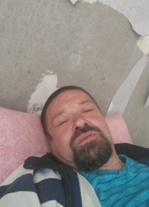 Александр из Берасьце 46 лет