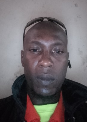 Dennow из Nairobi 32 года
