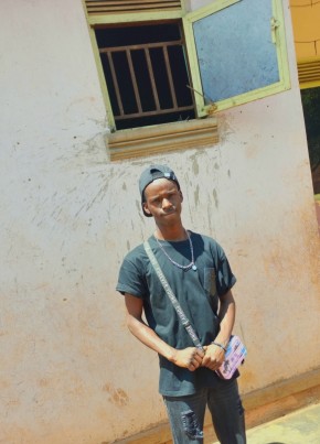 Naye ke из Kampala 18 лет