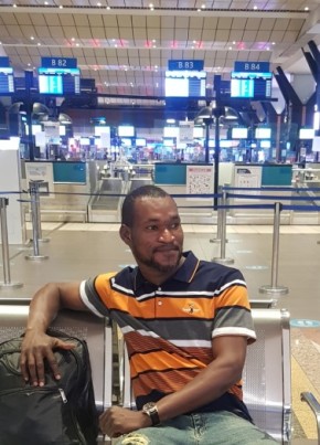 Dennis, 40, iRiphabhuliki yase Ningizimu Afrika, IPitoli