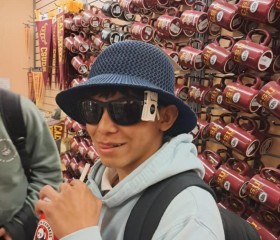 Leo, 18, Los Angeles