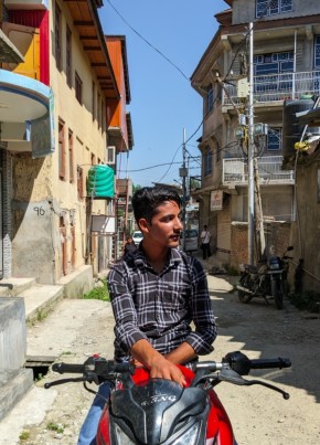 Suhaib, 18, India, Srinagar (Jammu and Kashmir)