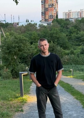 Макс из Шахты 20 лет