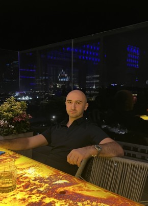 Роман из Москвы 37 лет