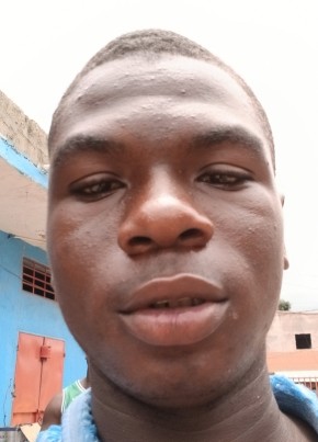 Collins из Bakau 19 лет