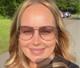 Elizabeth, 30, Los Angeles