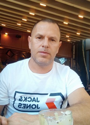 Roni, 43, Republika e Kosovës, Viti