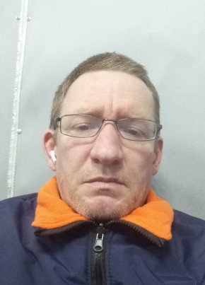 Денис из Саратова 48 лет