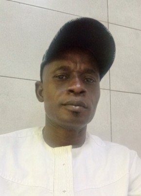 Lorenzo из Cotonou 46 лет
