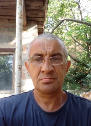 Денис из Чалтыри 47 лет