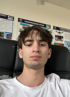 Адам из Грозныя 19 лет