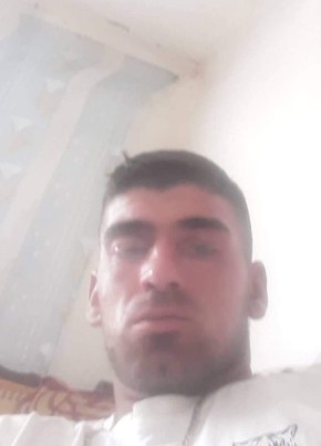 Marjus Demiri, 24, Albania, Korçë