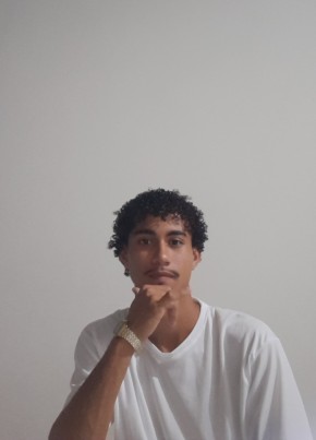 Douglas из Vitória 18 лет