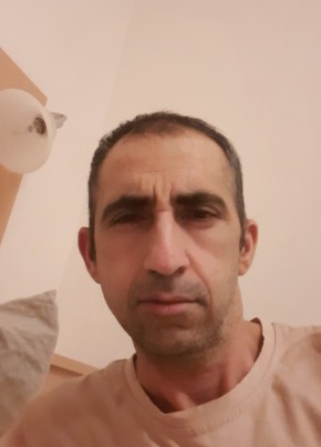 Saleh, 28, Repubblica Italiana, Milano