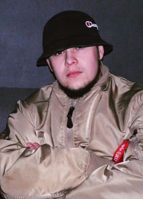 Роман из Луганска 24 года