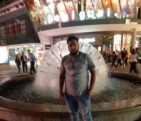 Karam, 32, Berlin