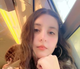 Yasmina, 18, Paris
