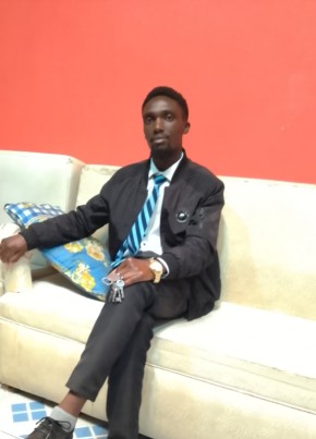 Amos Roosie из Nakuru 18 лет