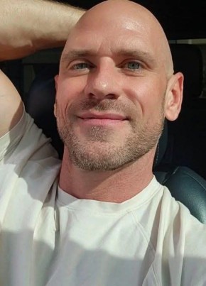 Johnny sins из Butwāl 34 года
