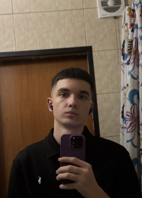 Максим из Симферополи 19 лет