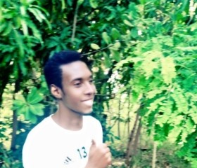 Mahmoud, 26, N Djamena