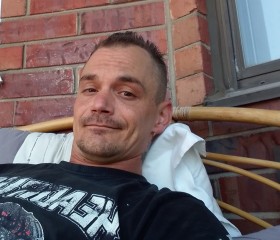 Dan, 37, Montreal